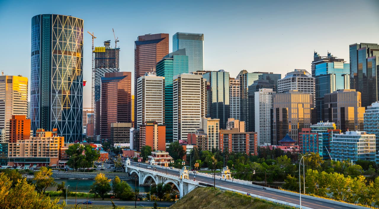 <h2 class="cms-H2-H2">3. Canadá</h2>
<br>
<br>🛫 
<b>¿Cuántos estadounidenses se mudaron a este país en 2021?</b> 11,955.
<br>
<br>🛫 
<b>¿Cuánto ha incrementado el porcentaje de migrantes estadounidenses a este país entre 2019 y 2021?</b> 11%
<br>
<br>🛫 
<b>¿Cuántos estadounidenses residen en este país? </b>273,000.
<br>