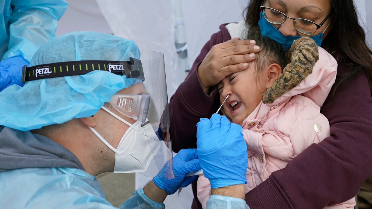 El balance provisional de fallecidos (casi 253,000) en Estados Unidos supera con creces las estimaciones iniciales de la Casa Blanca, que proyectó entre 100,000 y 240,000 muertes a causa de la pandemia. En la fotografía, Kim Tapia sostiene a su nieta Amariah Lucero, de 3 años, para que le realicen la prueba de covid-19 en un establecimiento de la Guardia Nacional en Salt Lake City, Utah. 10 de noviembre.
<br>