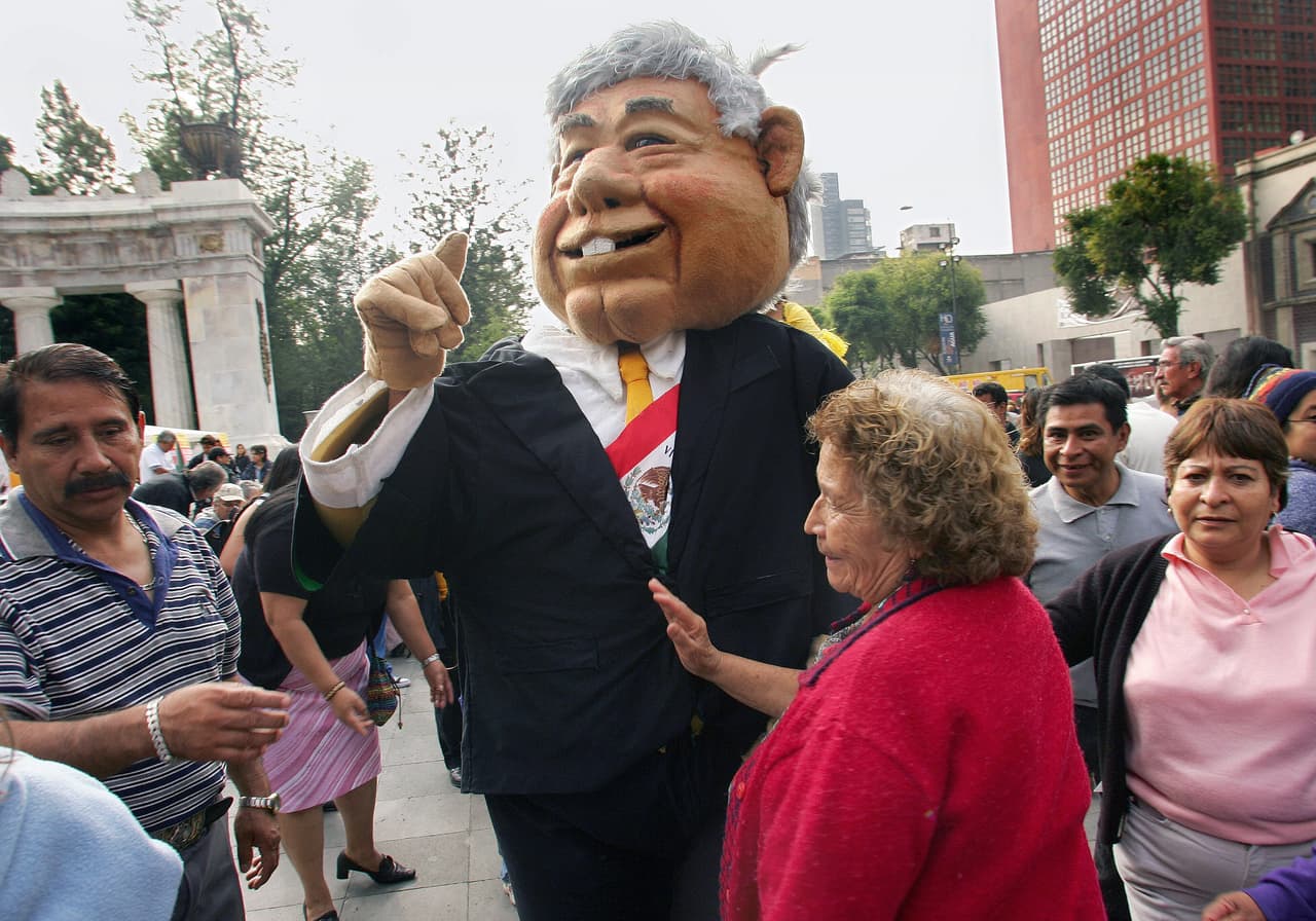 Un hombre con un disfraz que representa a López Obrador saluda a los partidarios del Partido Revolucionario Democrático (PRD), que en ese entonces lo abanderaba, en la Avenida Juárez, en el corazón de la Ciudad de México.