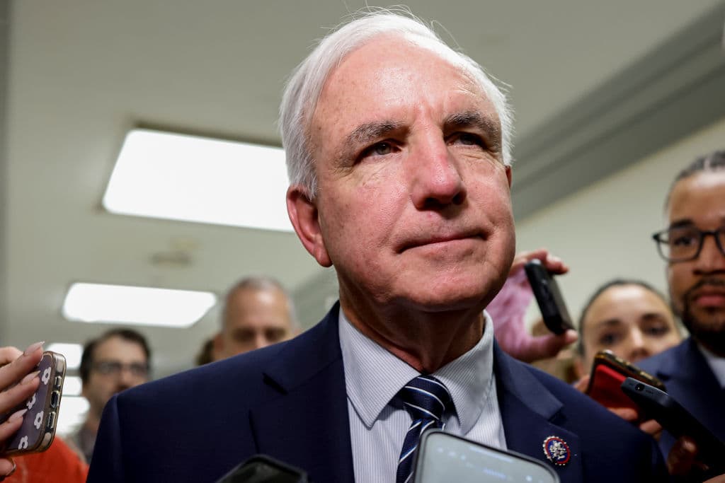 <i><b>“No creo que [hacer cumplir leyes migratorias] sea trabajo de la policía. Ese es trabajo de ICE”</b></i>
<b>, Rep. Carlos Giménez.</b> Aunque respalda que la policía apoye a ICE cuando se necesite, sostiene que no es su función principal.