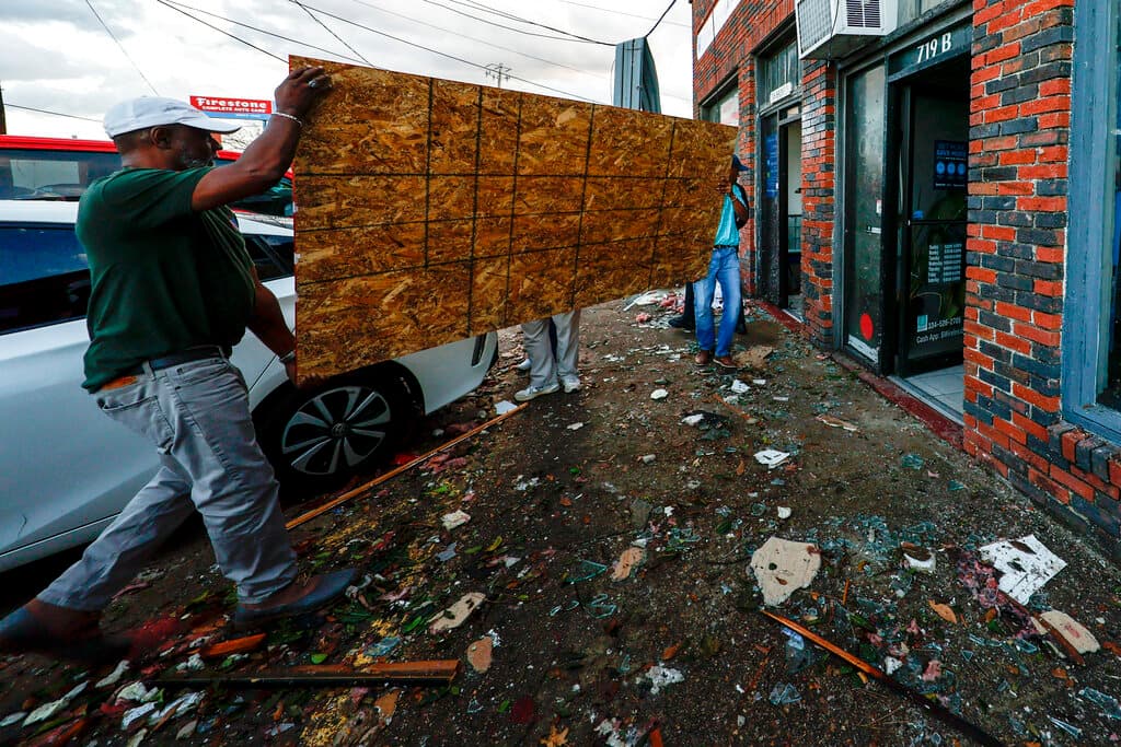 En Kentucky, el Servicio Meteorológico Nacional en Louisville confirmó que un tornado EF-1 azotó el condado de Mercer y dijo que los equipos estaban inspeccionando daños en otros condados.