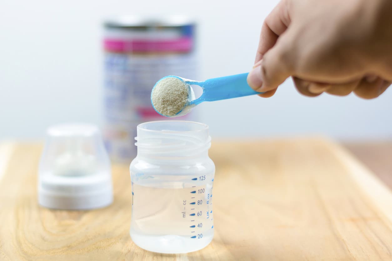 <b>Una fórmula alimenticia para bebés más saludable</b>
<br>
<br>Durante el desarrollo de sustitutos alimenticios para los integrantes de las misiones que viajarán a Marte, los investigadores de NASA tropezaron con una forma de ácidos grasos omega-3 que antes solo se encontraban en la leche materna y que son vitales para el desarrollo infantil.
<br>
<br>
<a href="https://spinoff.nasa.gov/"><u>Según NASA Spinoff</u></a>, el sitio web donde la agencia registra sus contribuciones a productos comerciales, este compuesto está ahora en más del 90% de
<a href="https://www.nasa.gov/offices/oct/40-years-of-nasa-spinoff/enriched-baby-food"><u> las fórmulas alimenticias para niños en el mercado</u></a>.
