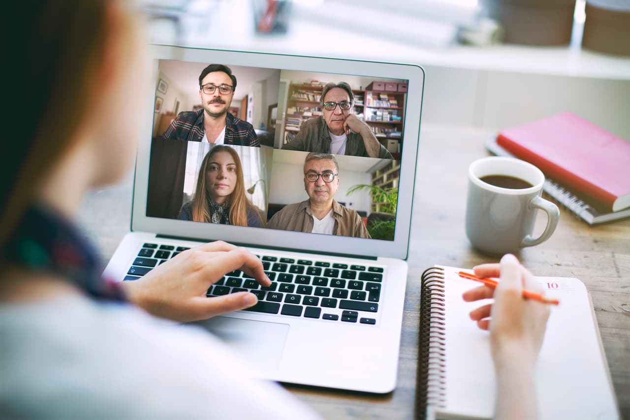 <b>4. Vicepresidente de marketing</b>
<br>
<br>Salario promedio: 149,532 dólares al año.
<br>
<br>Desarrolla estrategias para mejorar o mantener las cuotas de mercado de los bienes o servicios que ofrece su empresa. También supervisa los distintos departamentos que proporcionan los datos que les ayudan a crear estas estrategias. El 10% de estos empleados gana cerca de 207,000 dólares al año.
<br>