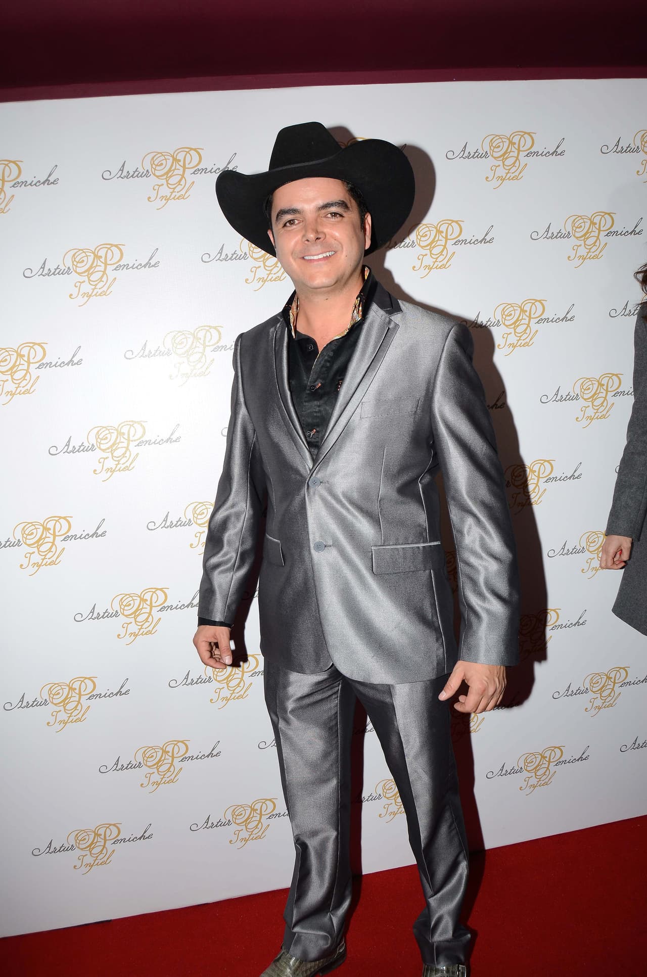 2004 sin duda fue un año movido para la actriz, pues pasó de 'perder a su bebé' a ser (más o menos) una mujer casada. En una ceremonia indígena la cantante presuntamente contrajo nupcias con el joven cantante José Julián, quien en ese momento intentaba destacar en el género ranchero.