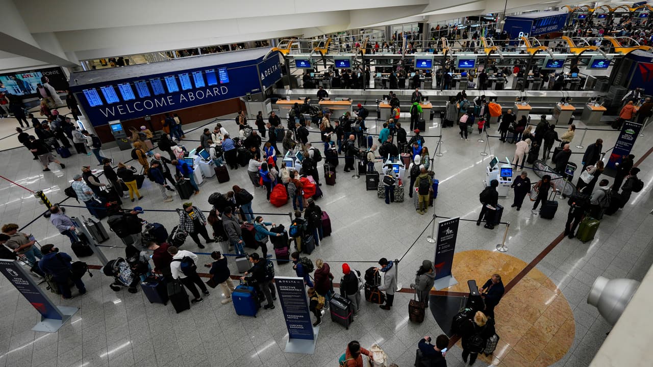 El aeropuerto de Atlanta ha sido reconocido como el más transitado del mundo 23 veces en los últimos 24 años. 
<b>Por sus instalaciones pasan aproximadamente 286,000 pasajeros al día. </b>
<br>
<br>Pensando en esto, quisimos hacer 
<b>una guía para facilitar tu tránsito por el aeropuerto Hartsfield-Jackson. 👇🏼</b>
<br>