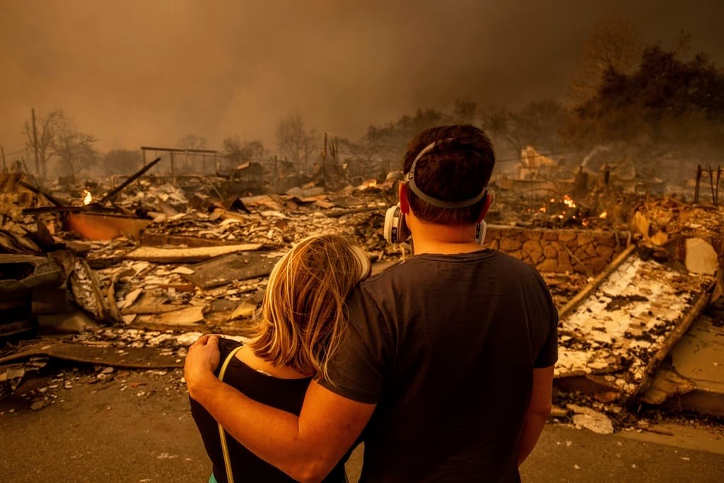 Al menos 
<a href="https://www.univision.com/local/los-angeles-kmex/incendios-forestales-los-angeles-cifra-muertos-aumenta-a-cinco">cinco personas han muerto</a> y miles de estructuras han sido destruidas por los 
<b>incendios que entran a su tercer día ardiendo en Los Ángeles.</b>