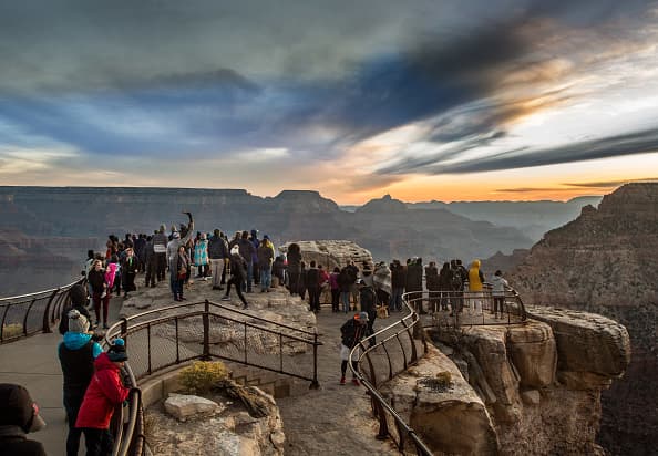 <h3 class="cms-H3-H3">El Gran Cañón </h3>
<br>Es una de las siete maravillas naturales del mundo y el segundo parque nacional más visitado de los Estados Unidos. 
<a href="https://www.univision.com/local/arizona-ktvw/el-gran-canon-una-de-las-siete-maravillas-del-mundo-video">Cinco millones y medio de personas lo visitan anualmente y lo admiran desde los miradores</a>, pero solo 1% se aventura a sus profundidades.
<br>
