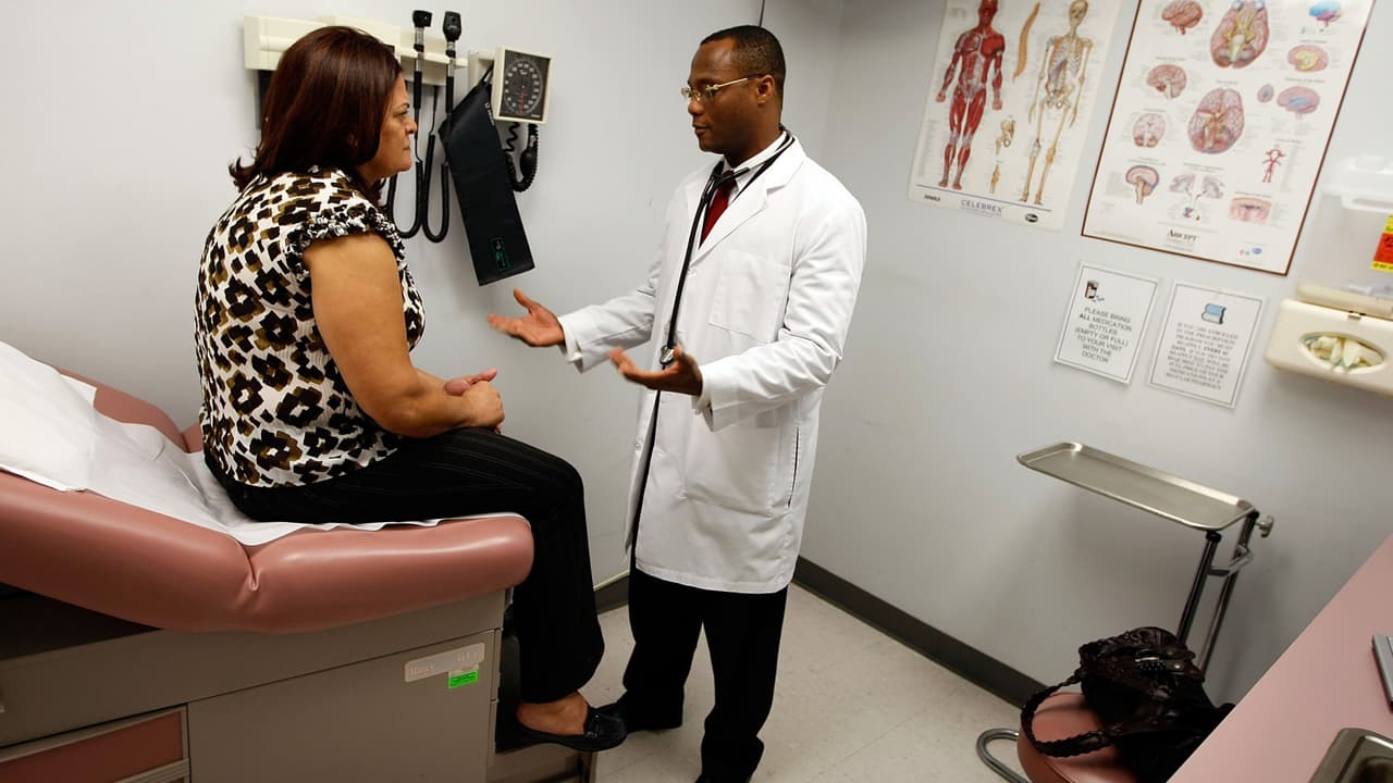 ¿Por qué la comunidad latina es una de las más afectadas por el cáncer de seno? Una experta explica