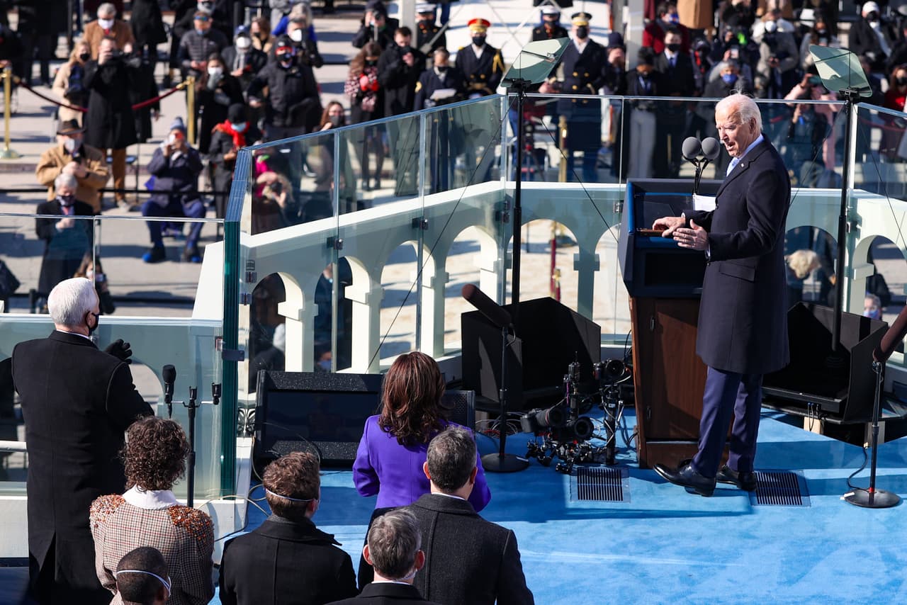 El presidente Joe Biden dio su primer discurso, pidiendo unidad y exhortando a los estadounidenses a unirse para afrontar los desafíos que tiene ahora la nación. "Debemos enfrentar este momento como los Estados Unidos. Les garantizo que no fallaremos. Nunca fallamos cuando actuamos unidos", indicó.