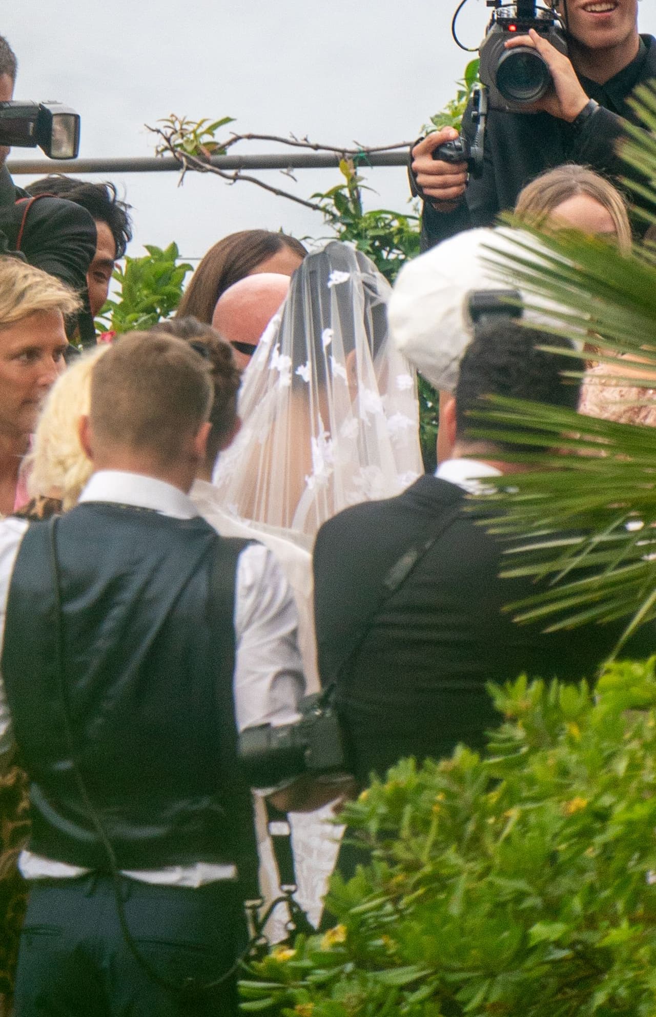 El legendario tenor de ópera 
<b>Andrea Bocelli amenizó la boda</b> con su voz, reportó el portal de la revista People. 
<br>