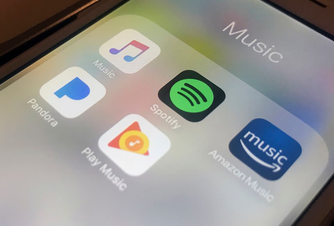 Además, si tiene contratos con servicios como teléfono celular, televisión, subscripciones al gimnasio, entre otras, puede preguntar si tienen tarifas más baratas para recibir el mismo servicio. Muchas personas siguen pagando costos más altos, cuando es posible ahorrar dinero solo preguntando por otras opciones.