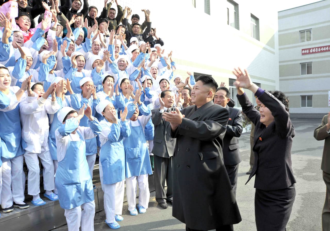 Empleadas de una fábrica de alimentos del ejército ovacionan a Kim Jong Un. Fotografía sin fecha, publicada por la agencia estatal.