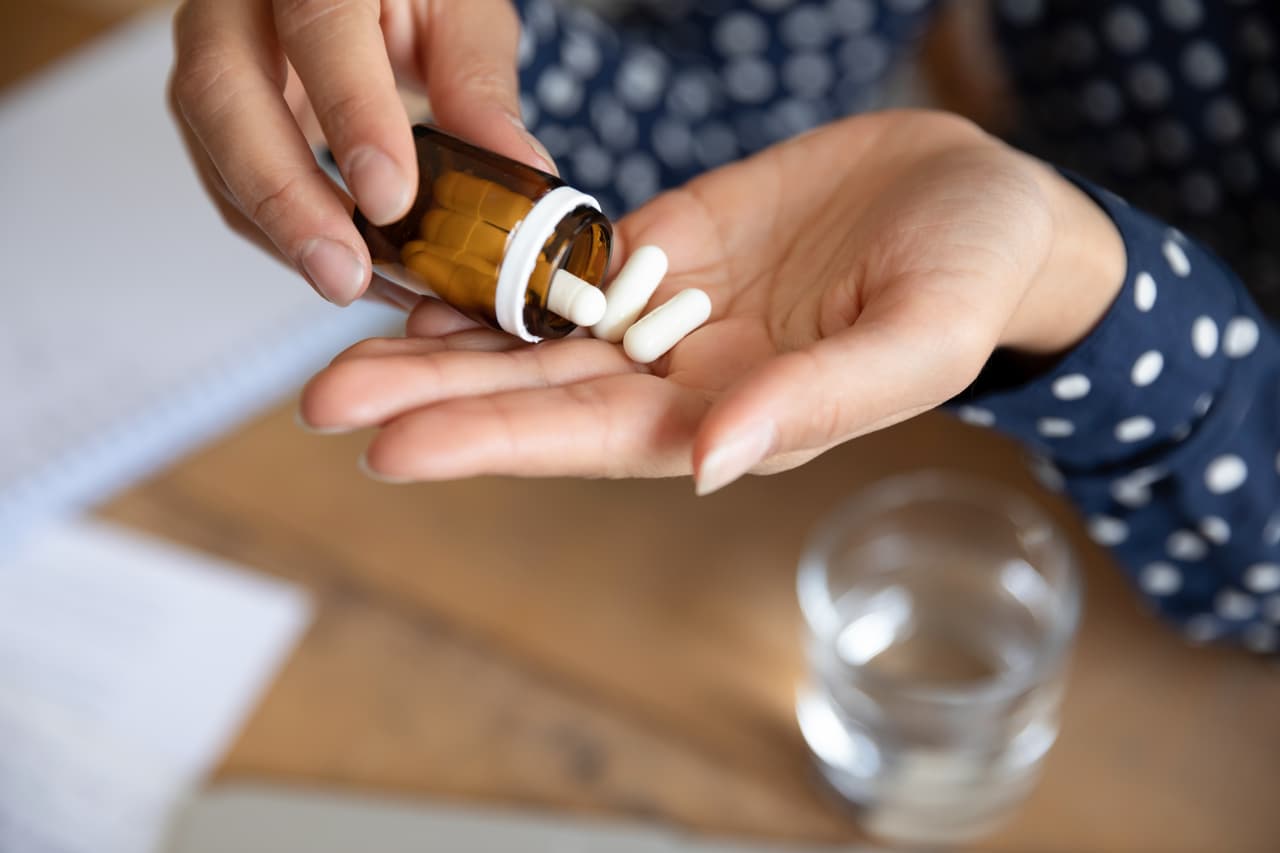 Puedes tomar estos medicamentos para aliviar los efectos secundarios posteriores a la vacunación si no tienes otras razones médicas que le impidan tomar estos normalmente.