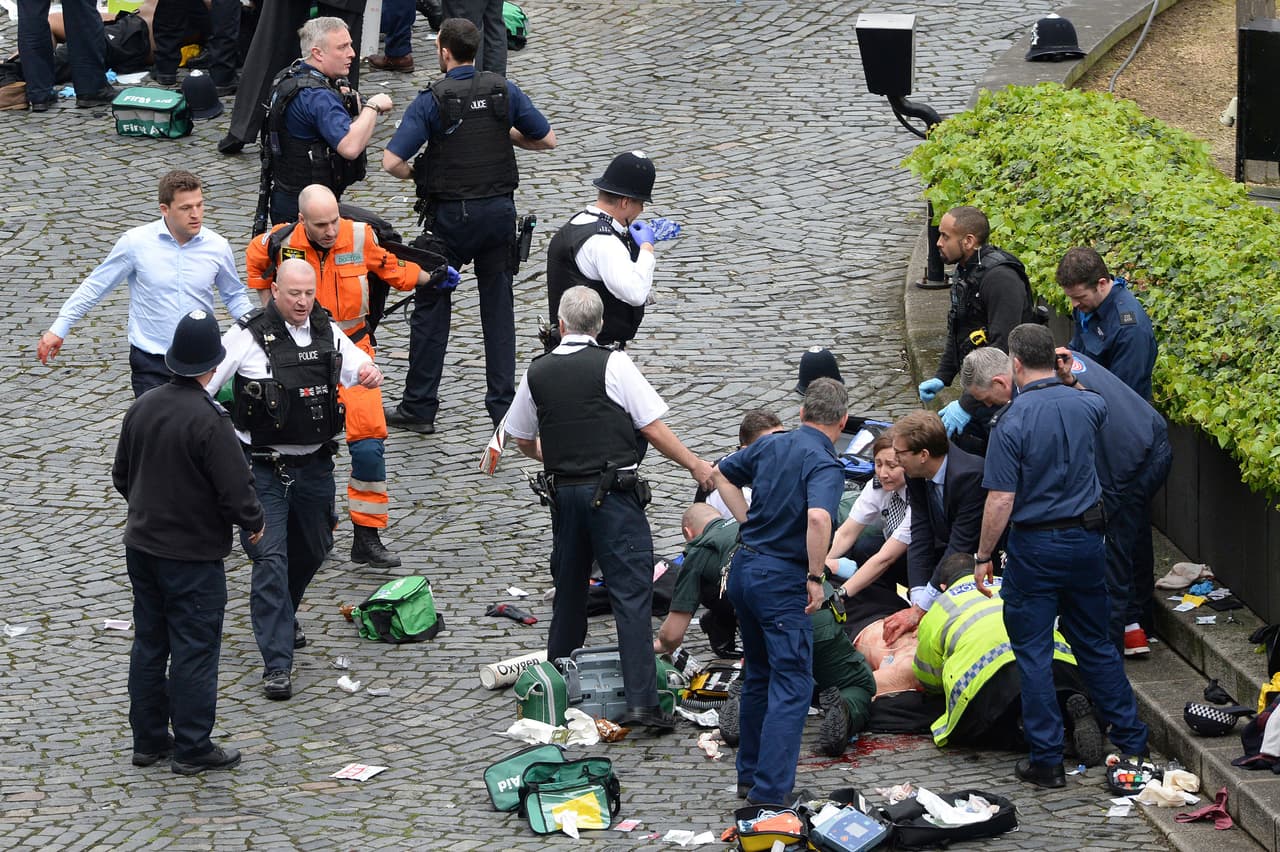Paramédicos atienden a un herido junto al parlamento.