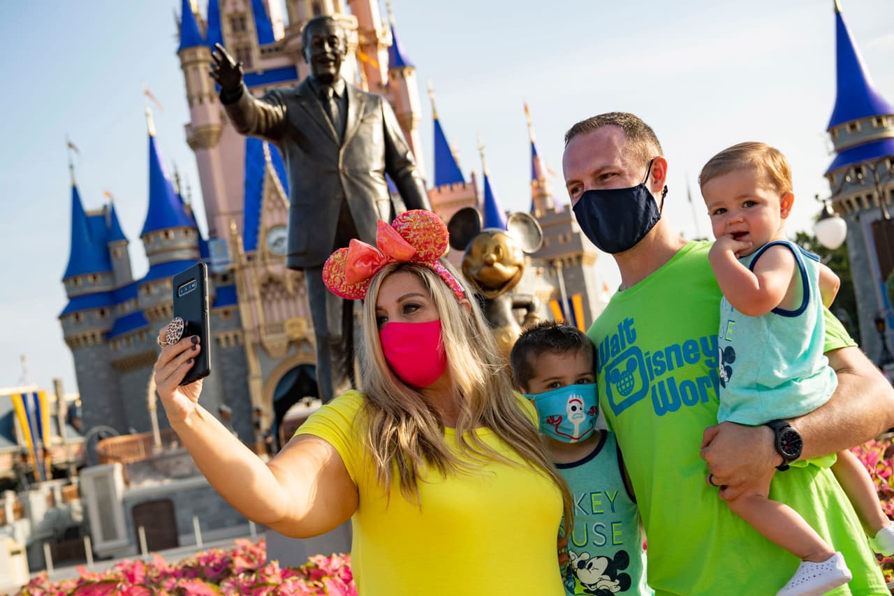 <b>Florida, Nueva Jersey y Pennsylvania | Índice de recuperación económica: 79%.</b> Turistas en la reapertura de los parques de Disney en Orlando, Florida, el 11 de julio. Aunque muchos estados han mostrado mejoría, el estudio concluyó que la actividad económica en todo el país se ha reducido en casi una cuarta parte del nivel que tenía antes de la pandemia.