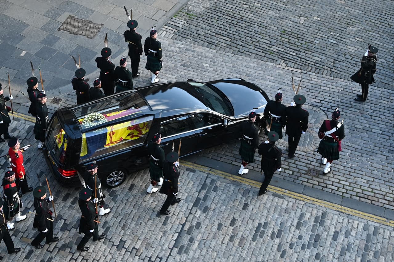 El coche fúnebre trasladó el ataúd de la Reina Isabel II hacia la Catedral de St Giles. En donde el público pudo ingresar para dar el adiós a la 
<a href="https://www.univision.com/noticias/mundo/muere-reina-isabel-ll">monarca, fallecida a sus 96 años.</a> 
<br>
<br>
<br>
<br>
