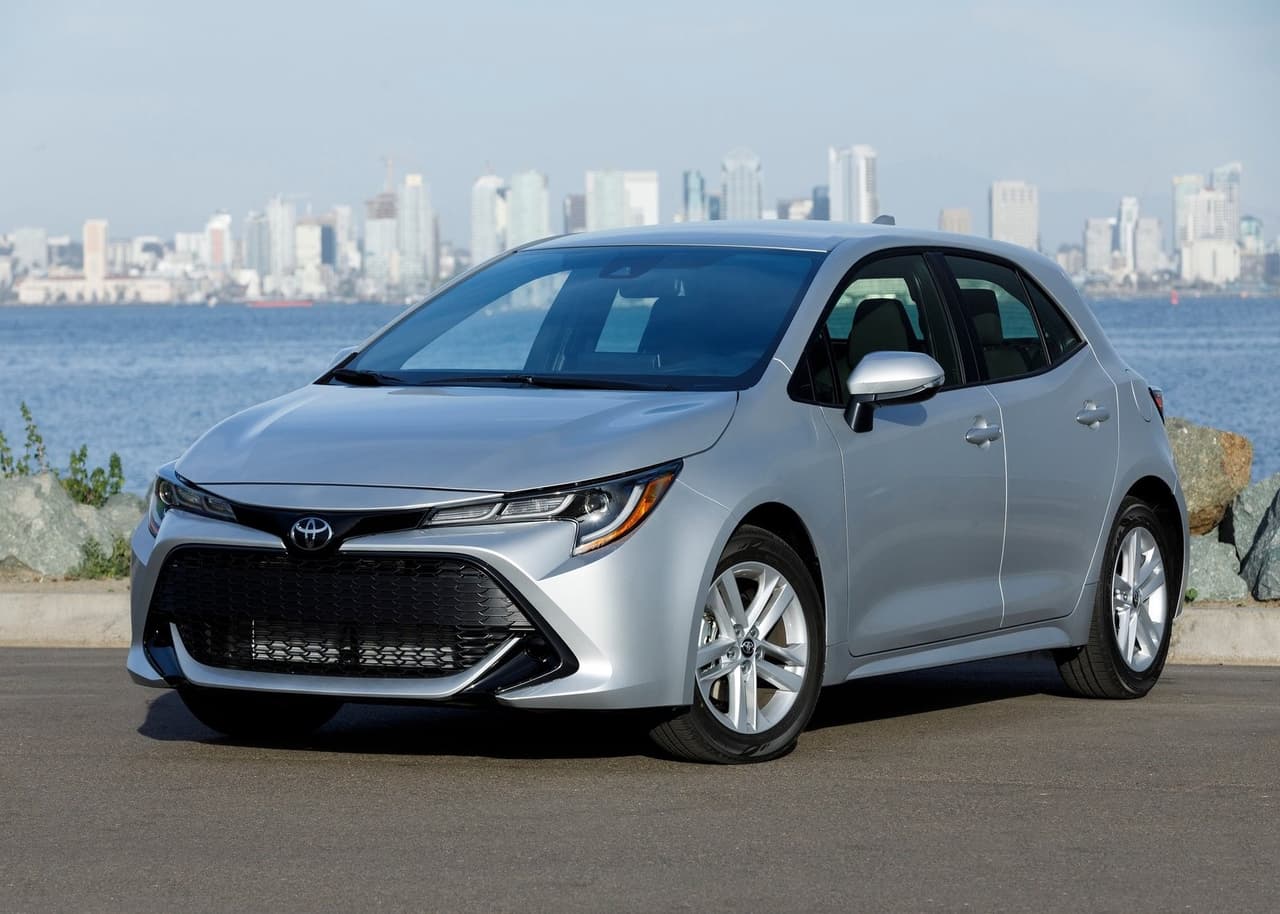 <h3 class="cms-H3-H3"><b>Toyota Corolla Hatchback – 35 mpg</b></h3>
<br>
<br>El Toyota Corolla Hatchback no solo es uno de los carros más confiables del mercado, sino también uno de los más eficientes en cuanto a consumo de gasolina. Su motor de cuatro cilindros y 2.0 litros le permite generar 169 caballos de potencia y registrar 32 mpg en ciudad, 41 mpg en carretera y 35 mpg en trayecto combinado. Su precio inicial es de $20,245.
<br>