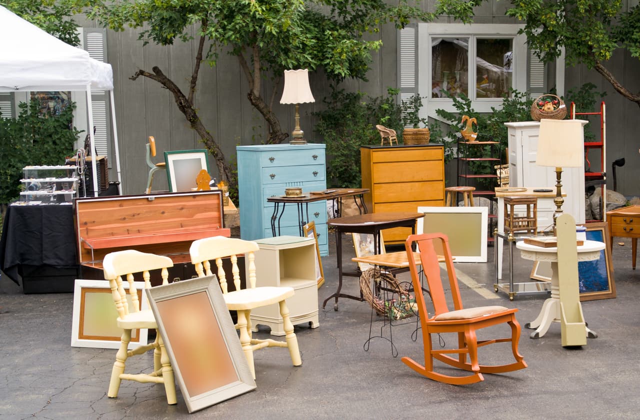 6. Aprende que no necesitas que todo sea nuevo. Compra ropa y muebles en “tiendas de segunda mano” (thrift stores). Aprovecha los garage sales, yard sales y stoop sales (depende de donde vivas).