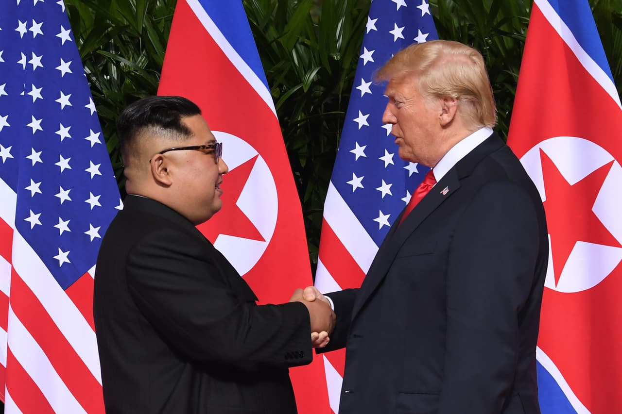 La delegación que acompaña a Donald Trump está conformada principalmente por Mike Pompeo, secretario de Estado; John Kelly, jefe de gabinete; John Bolton, asesor de Seguridad Nacional; Stephen Miller, asesor político del presidente y Sarah Huckabee Sanders, secretaria de prensa.