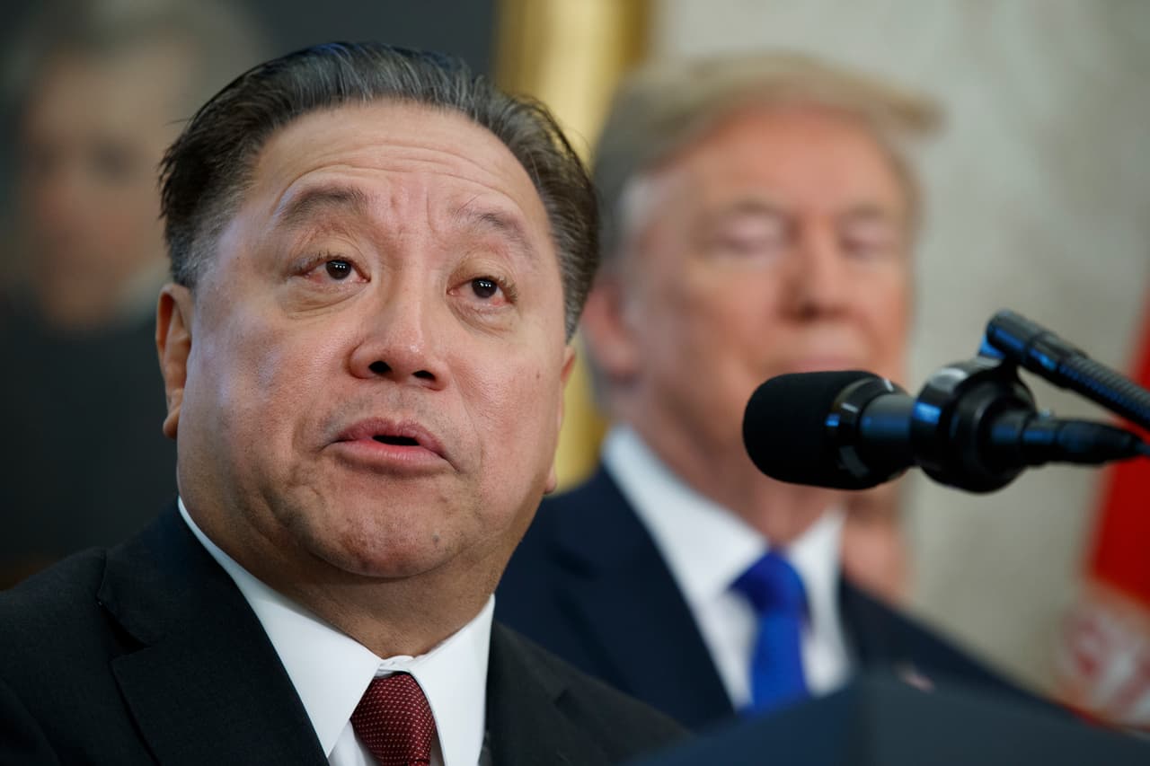 <h3 class="cms-H3-H3">9. Hock Tan. Broadcom. $288 millones</h3>
<br>
<br>Tan es el director de Broadcom, empresa que se dedica a la fabricación de software "de infraestructura" y semiconductores como conmutadores, routers, módems, procesadores y conectividad. Tan nació en Malasia y asistió al prestigioso instituto de tecnología M.I.T.