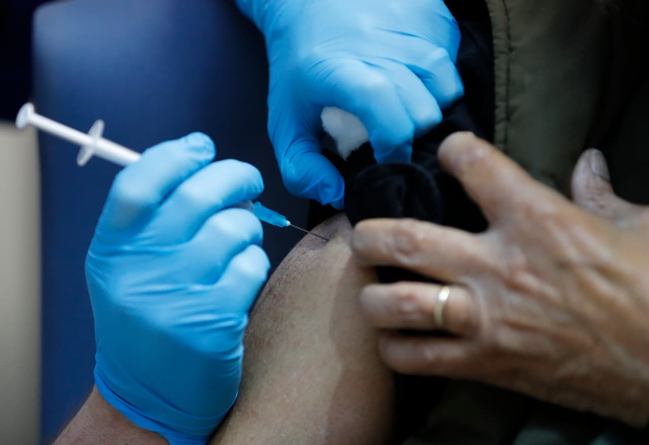 Las primeras 800,000 dosis serán para personas mayores de 80 años que están hospitalizadas o tienen citas médicas, así como trabajadores de residencias.