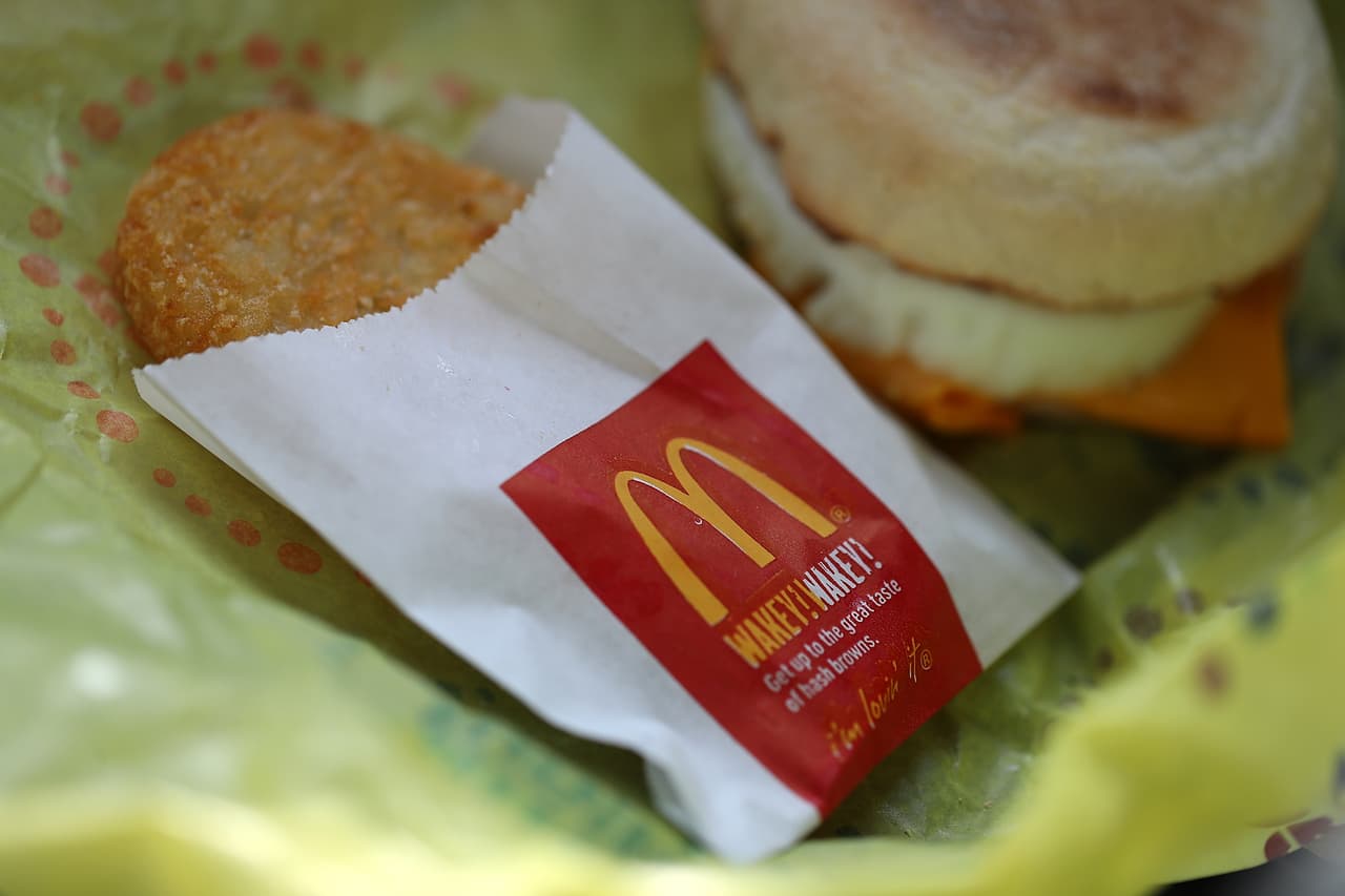 Un policía lo acusó de hablar por el celular mientras manejaba; él logró probar que lo que sostenía era un hash brown
