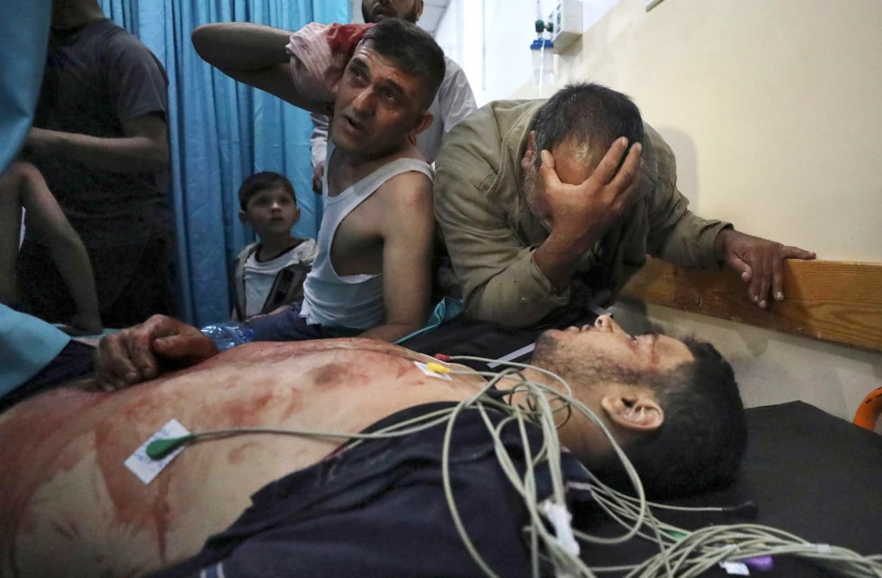 Familiares lamentan el fallecimiento de un hombre en un hospital del norte de de la Franja de Gaza, el 10 de mayo. De ese lado de la frontera, controlado por Hamas, ha ocurrido la mayoría de las muertes: 145 personas, incluidos 41 niños y 23 mujeres, hasta el sábado por la noche, según el Ministerio de Salud del estrecho y abarrotado territorio donde viven 2 millones de palestinos