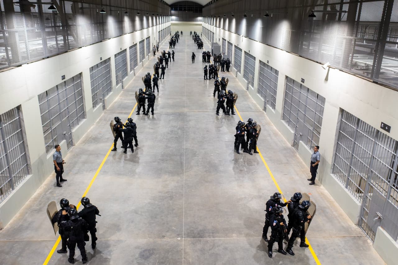 Dentro de penal estará destacada de forma permanente una 
<b>unidad especializada antidisturbios de la policía. Además, fuerzas conjuntas del ejército</b> y la policía serán responsables de la seguridad del perímetro.