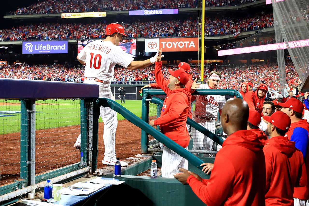 <b>JT Realmuto</b> #10 reacciona después de su 
<b>jonrón solitario</b> durante la séptima entrada contra los Padres de San Diego en el cuarto juego de la Serie de Campeonato de la Liga Nacional en el Citizens Bank Park el sábado, 22 de octubre de 2022 en Filadelfia, Pensilvania.