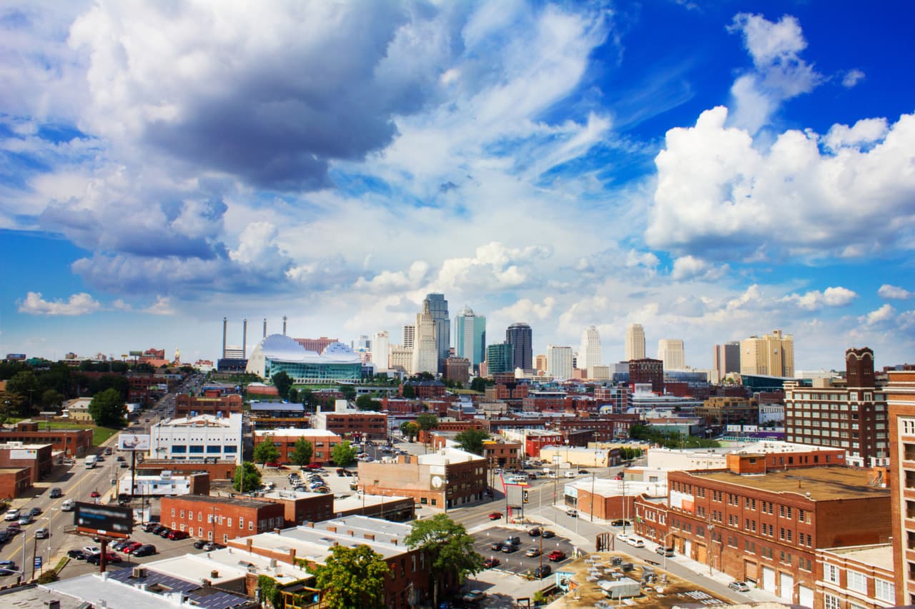 <b>Missouri: Kansas City. – Obtuvo 66.20 de 100 puntos dentro de las mejores ciudades de clase media para vivir. </b>Ubicada en la frontera de Kansas y Missouri, es la ciudad más grande del estado. La población actual de Kansas City es de alrededor de 480,000. En su mayoría, la población es de la raza blanca y afroamericanos. El índice de desempleo está en 4.3%, que es de los más bajos a nivel nacional.