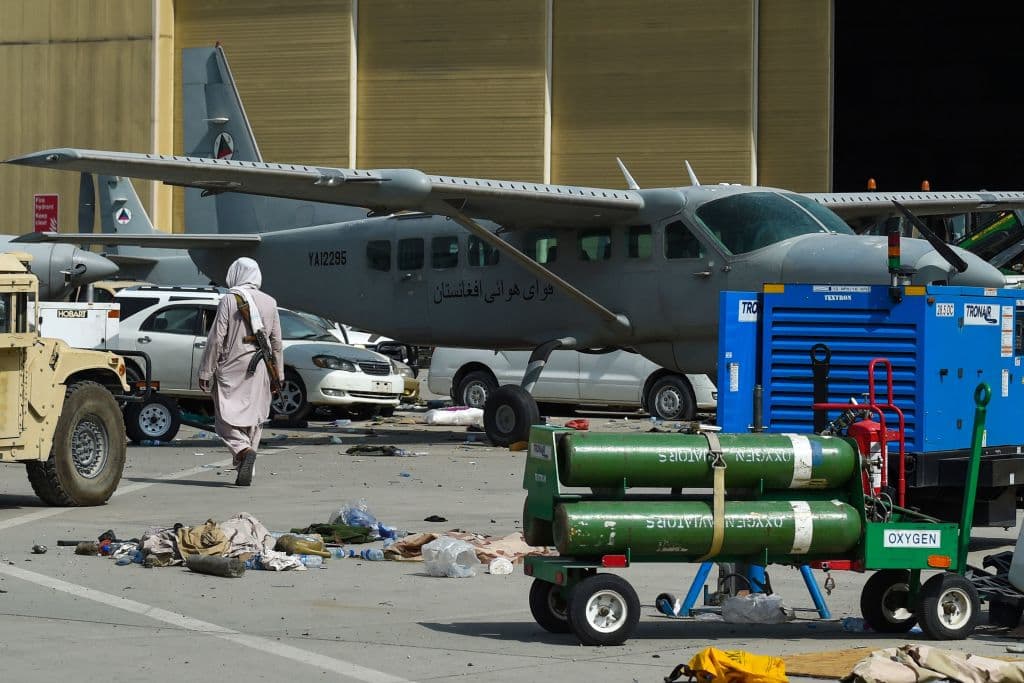 Tras la salida definitiva de EEUU, 
<a href="https://www.aljazeera.com/news/2021/8/31/taliban-declares-afghanistans-independence-after-us-withdrawal" target="_blank">los talibanes declararon "la independencia" del país </a>de las potencias extranjeras que han estado durante 20 años. Este martes se les ha visto vigilando el aeropuerto, entre transportes aéreos dañados y otros materiales que las tropas estadounidenses abandonaron.