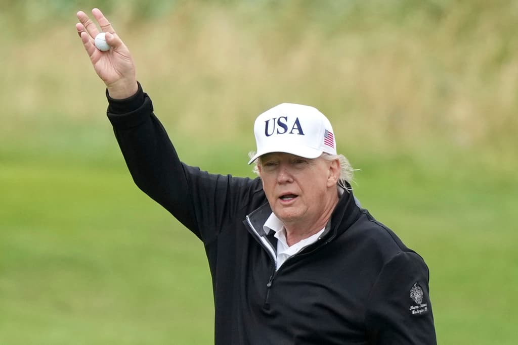 "Un intento más de monetizar su Presidencia": las críticas al viaje en el que Trump mezcla negocios, golf y reuniones formales