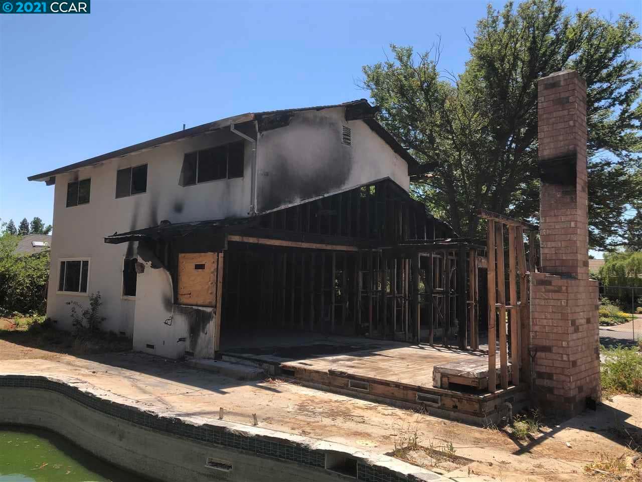 Una casa en venta en el Este de la Bahía se ha convertido en la nueva postal de lo que 
<a href="https://www.univision.com/local/san-francisco-kdtv/una-casa-inhabitable-en-2-5-millones-la-ultima-postal-de-la-crisis-de-vivienda-en-san-francisco-fotos-fotos">caro que puede resultar vivir en esta región</a> del norte de California.
