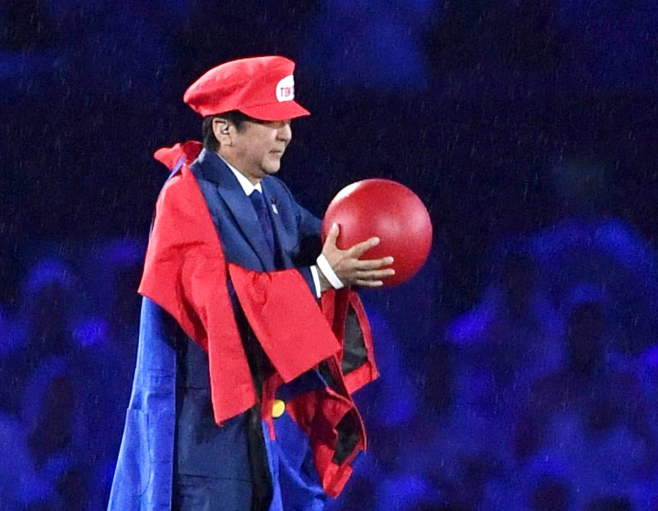 El primer ministro de Japón Shinzo Abe, caracterizado como el personaje del videojuego de Nintendo Super Mario durante la ceremonia de clausura de los Juegos Olímpicos de Río de Janeiro,el 21 de abril de 2016, en Brasil. (Yu Nakajima/Kyodo News via AP)