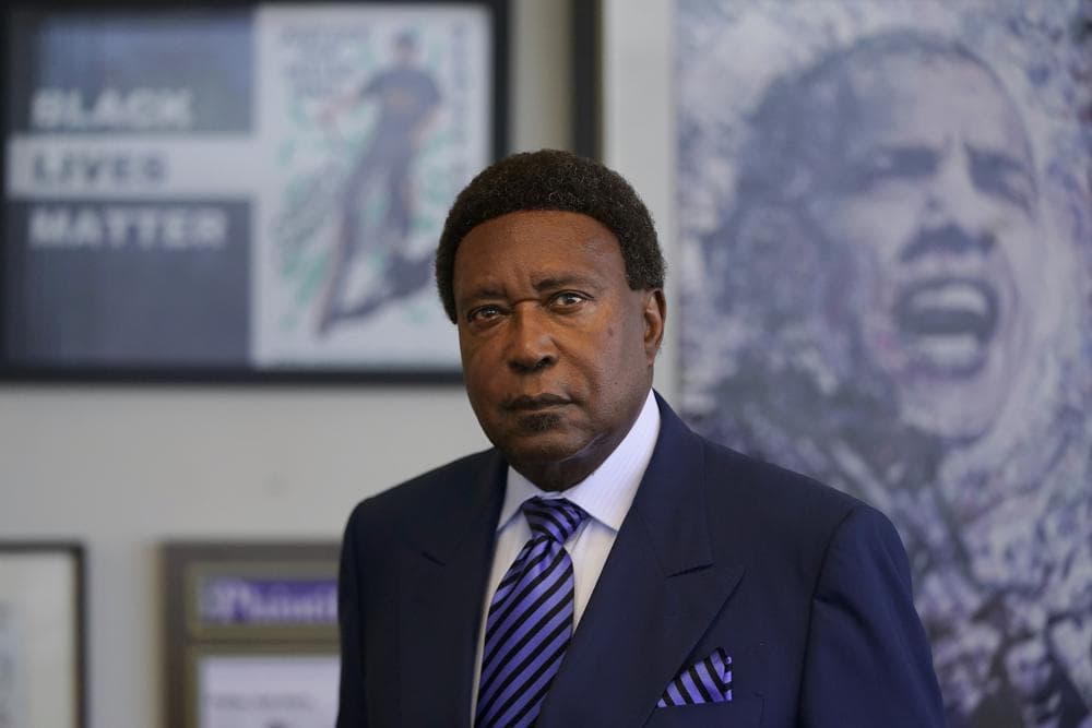 El abogado John Burris posa para fotos en su oficina en Oakland, California, el martes 16 de agosto de 2022. Un departamento de policía del área de la Bahía de San Francisco envuelto en un escándalo de mensajes racistas fue demandado en una demanda federal el miércoles 19 de abril de 2023.