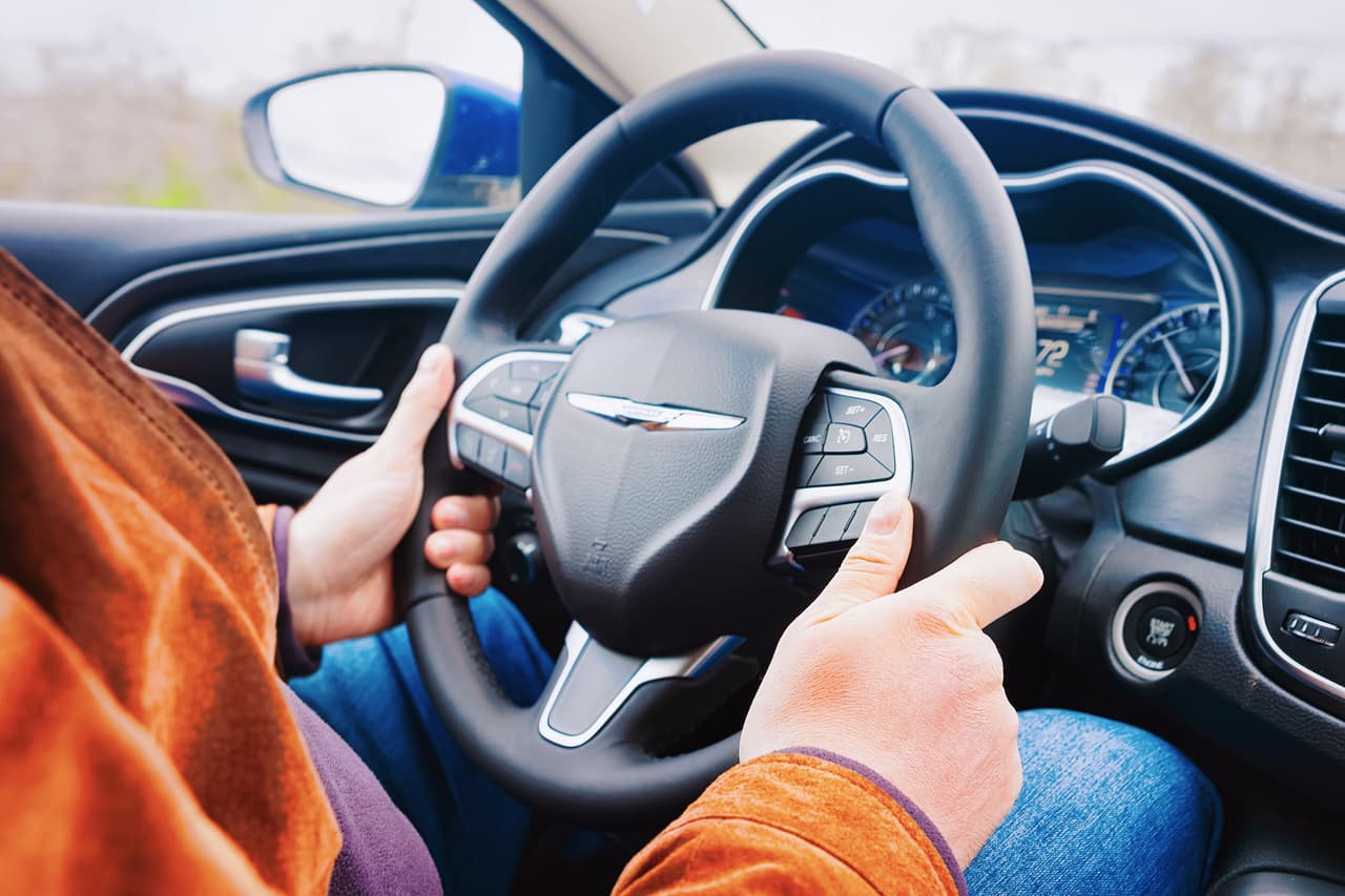 <b>Puesto 20. Chrysler</b>
<br>
<br>Hasta 2021 la automotriz estadounidense había gastado aproximadamente 61,371,000 dólares en 23 anuncios. Esto son unos 960 segundos de transmisión en 14 ediciones del Super Bowl.
<br>
<br>En 2020 y en 2021, a pesar de la pandemia, los anunciantes pagaron alrededor de 5.6 millones de dólares por emitir una pieza de 30 segundos durante el partido, esto equivale a 186,000 dólares por cada segundo. 
<br>
