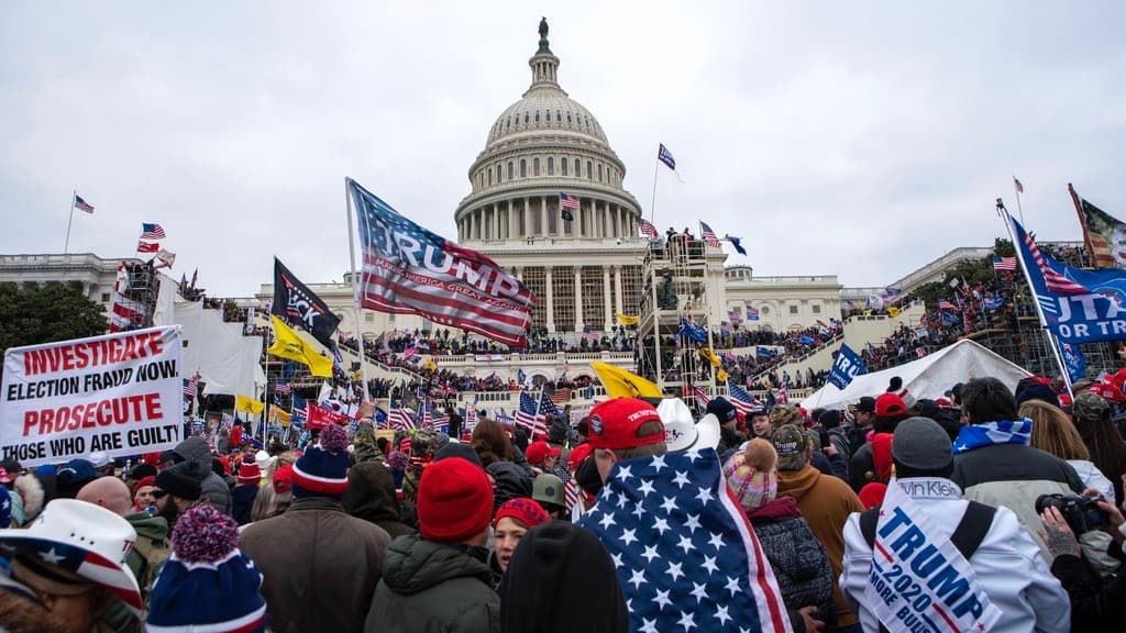 Qué halló la investigación sobre el papel del FBI ante la insurrección de los simpatizantes de Trump el 6 de enero de 2021