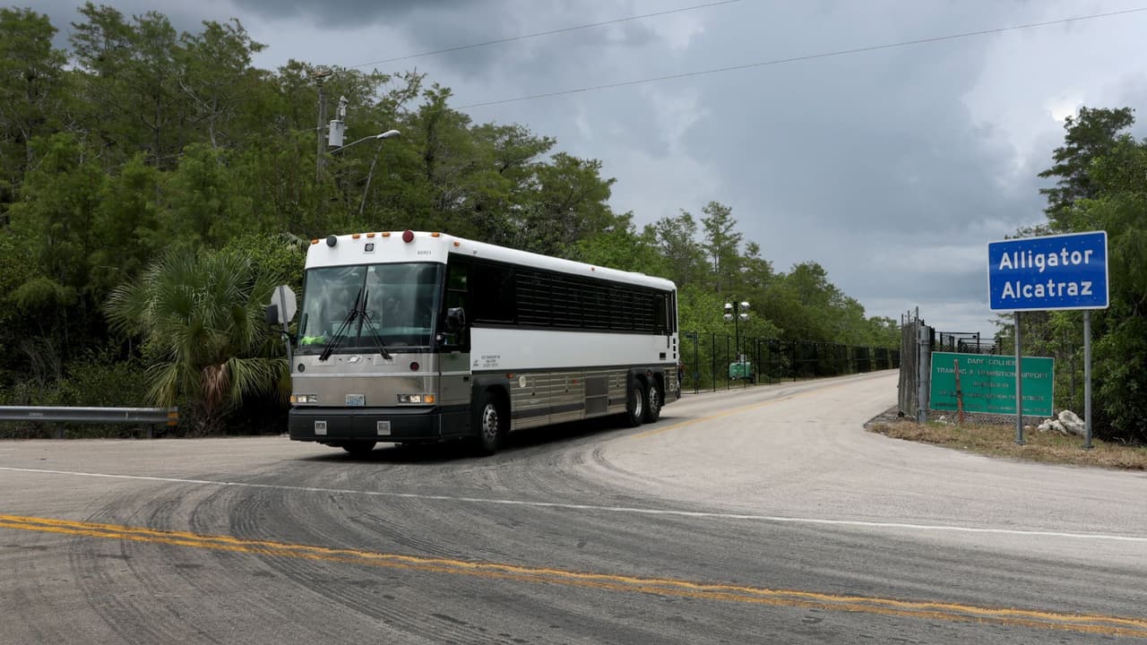 Comienzan los vuelos de deportación desde 'Alligator Alcatraz', confirma el gobernador de Florida