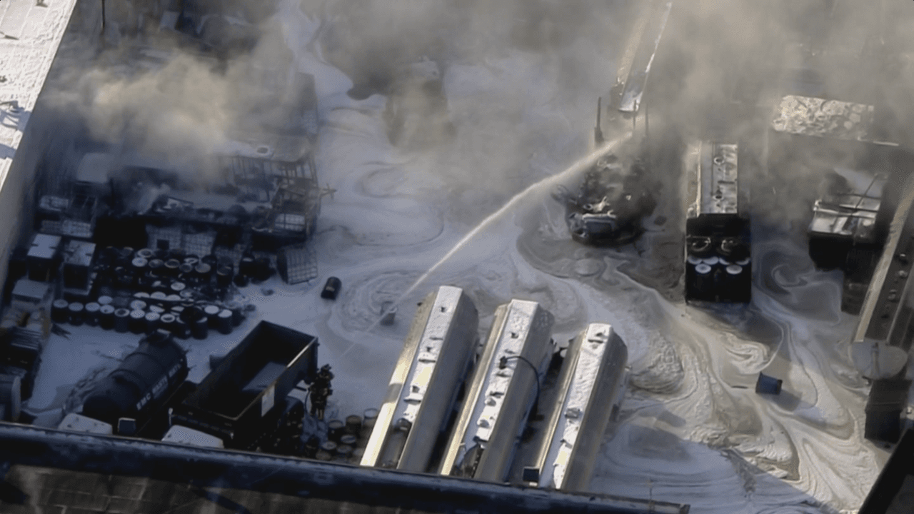 Decenas de bomberos trabajaron por más de una hora para apagar las llamas.