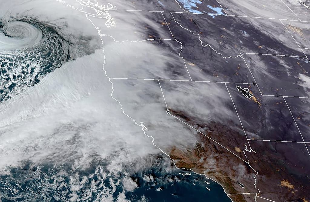 Imagen satelital que muestra el río atmosférico sobre la costa oeste el 19 de noviembre . (NOAA via AP)