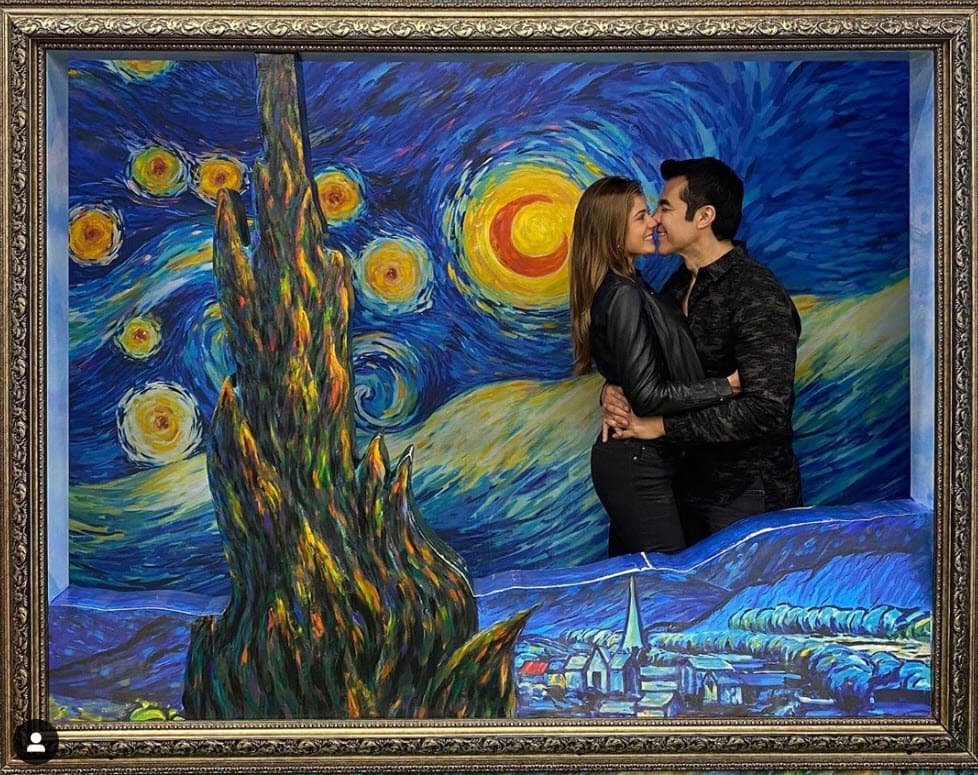 La pareja comenzó a dar de qué hablar desde el 2019 cuando fueron vistos saliendo de fiesta 
<b><a href="https://www.univision.com/famosos/ninel-conde-asegura-que-cacho-a-jose-manuel-figueroa-siendole-infiel-con-angelica-vale-fotos" target="_blank">con José Manuel Figueroa</a></b>. En aquel entonces ya daban muestras de su buena química.
<br>
