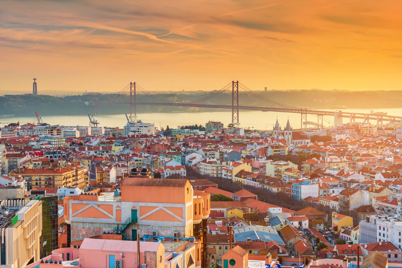 <b>Puesto 11. Portugal</b>
<br>
<br>Tasa más alta de impuesto sobre la renta personal en 2021: 48.00%.
<br>
<br>En este país los ingresos anuales superiores a 80,882 euros (91,671 dólares) están sujetos a la tasa más alta. 
<br>
<br>Existe una tasa adicional de 2.5% a la renta anual entre 80,000 y 250,000 euros (90,664 y 283,326 dólares) denominado “cargo solidario”. Esta tasa aumenta a 5% sobre rentas superiores a 250,000 euros (unos 280,000 dólares).
<br>