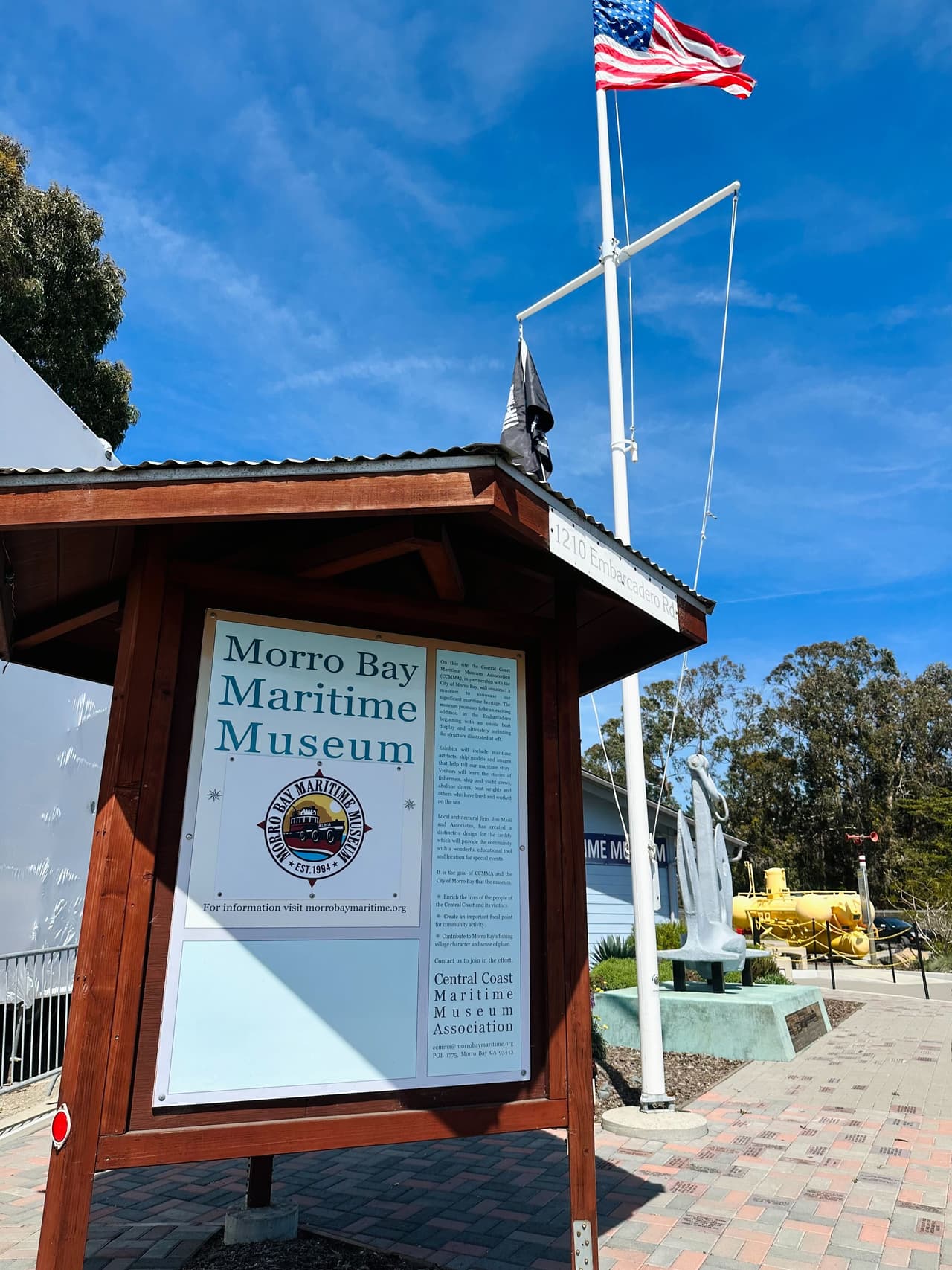 Durante el paseo no debe dejar de visitar el 
<b>Museo Marítimo de Morro Bay</b> que fue fundado en 1990. Este museo cuenta con una pequeña flota de botes y barcos. Su misión es proporcionar un lugar educativo de fácil acceso para la ciencia y la tecnología marítimas. 
<br>