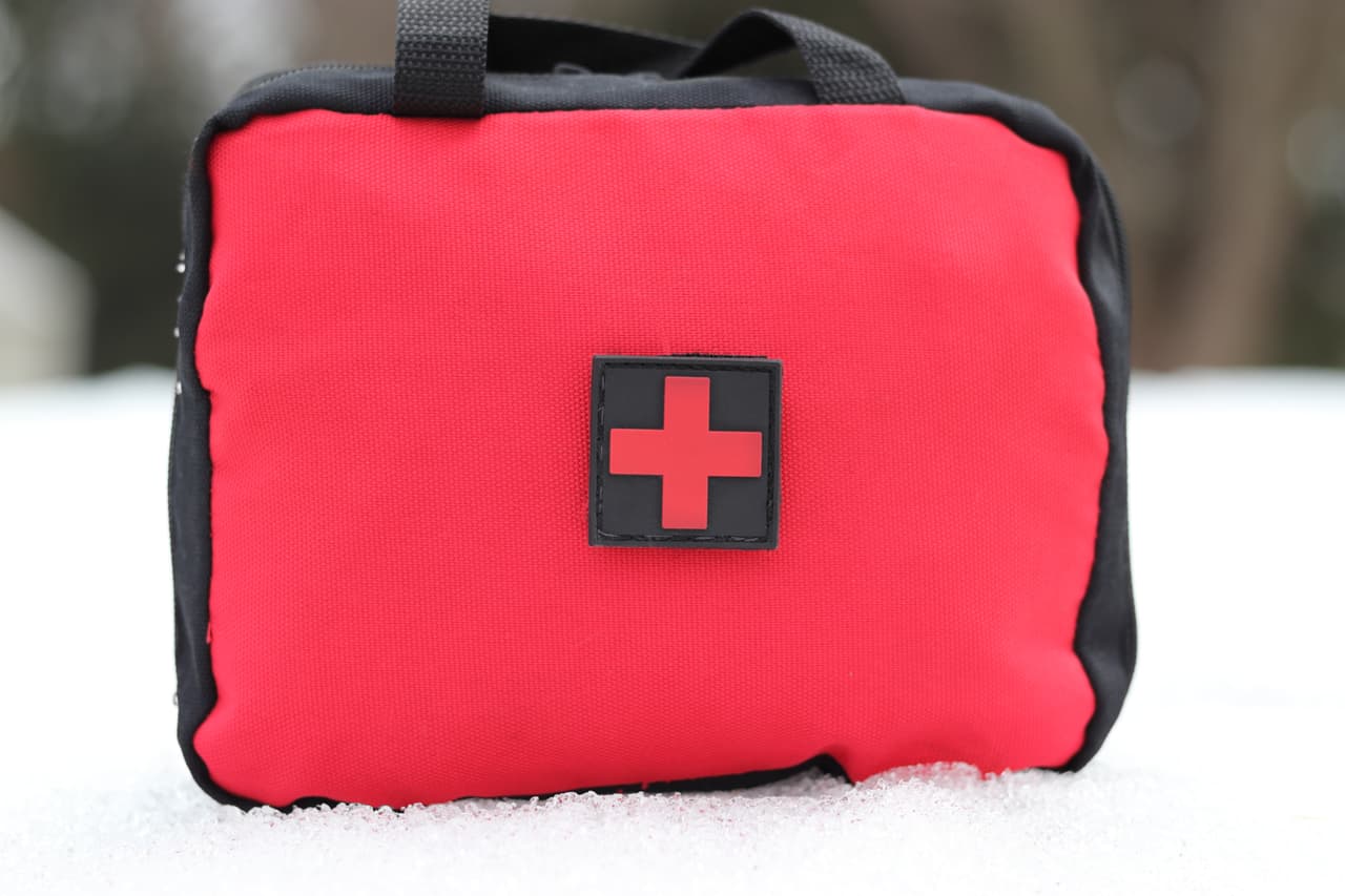 <h3 class="cms-H3-H3"><b>Botiquín de primeros auxilios</b></h3>
<br>
<br>Con las nevadas, las condiciones de manejo se vuelven más complejas y el riesgo de sufrir un accidente es considerablemente más alto. Un botiquín de primeros auxilios para tratar lesiones menores es sin duda un componente esencial sobre todo en momentos como este.
<br>