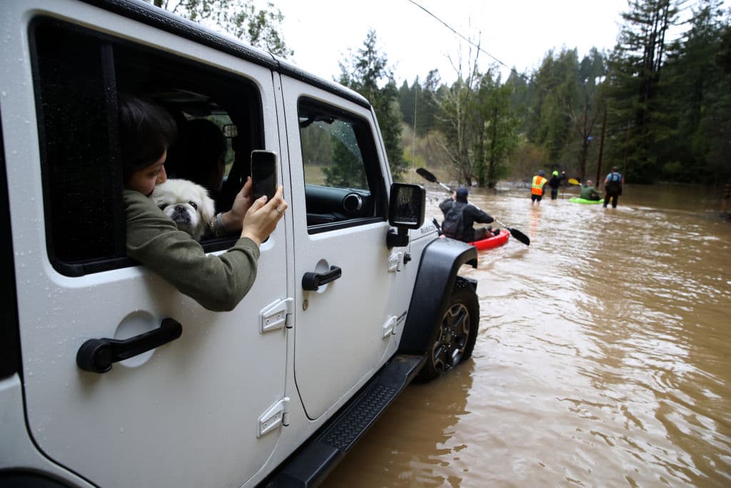 "Guerneville es oficialmente una isla. Debido a las inundaciones todos los caminos que llevan a la comunidad están intransitables. No podrán entrar o salir de la ciudad sin una lancha", escribió la Oficina del Alguacil en su página oficial de Facebook.