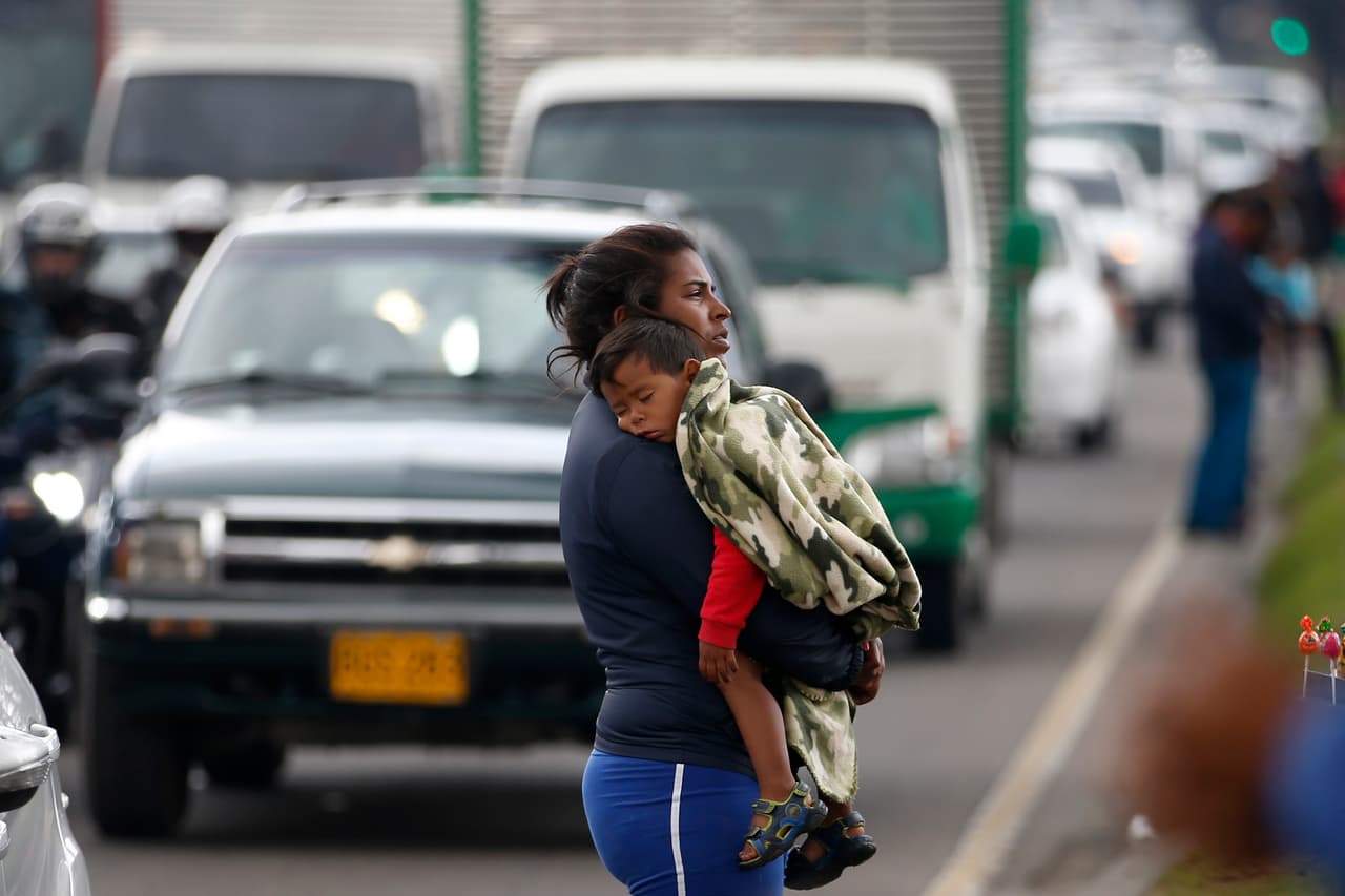 En la capital de Colombia, los niños venezolanos, incluyendo bebés, pasan horas en transitadas intersecciones mientras sus padres venden caramelos o piden monedas entre los conductores para sobrevivir otro día luego de abandonar su país en busca de una vida mejor. UNICEF señaló que la cifra estimada es más del doble de la que necesita ayuda ahora mismo.