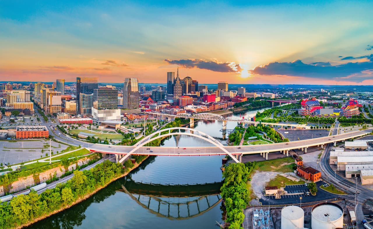 <b>Tennessee. </b>Hasta el 10 de julio no se habían indicado restricciones de viaje en Tennessee. En este estado hay 851 contagios de covid-19 por cada 100,000 habitantes. 
<br>