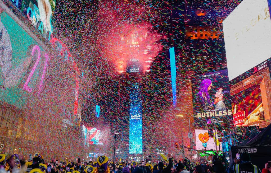 El descenso de la bola geodésica brillante, de 3.6 metros (12 pies) de diámetro y con un 
<b>peso de casi seis toneladas,</b> es seguido por millones de personas alrededor del mundo por TV. 
<br>