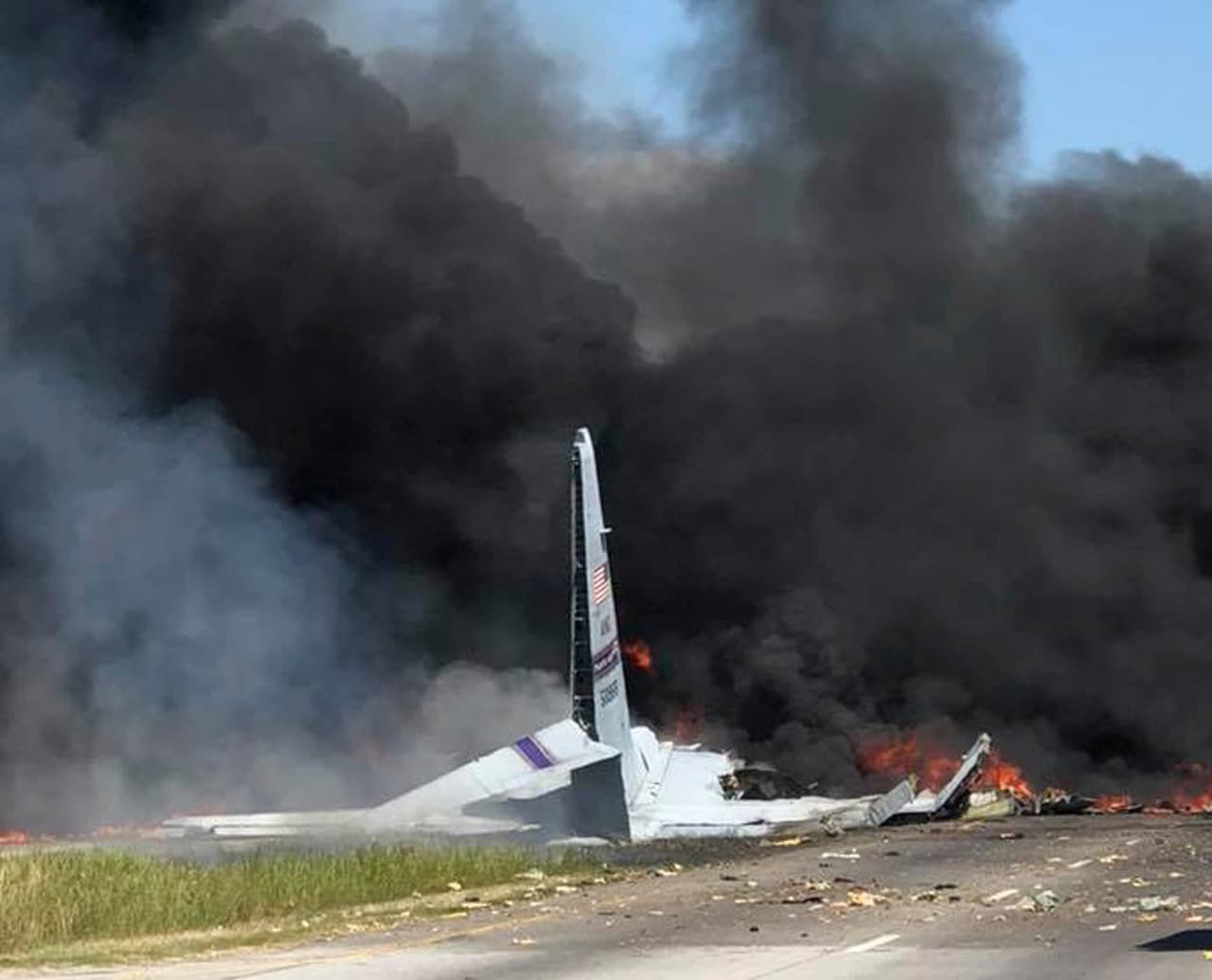 Los restos del avión accidentado en la autopista.