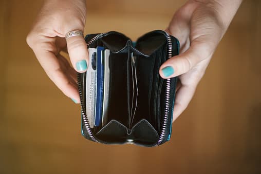 <b>¿Recibir beneficios P-EBT me perjudicaría bajo la regla de carga pública?</b> 
<br>Según la página web, recibir beneficios P-EBT no afecta su estatus migratorio o el de su hijo. La regla de carga pública no se aplica a los beneficios de P-EBT. Asimismo, se indica que los beneficios están dirigidos a todos los niños que reciben comidas escolares gratuitas o a precio reducido sin importar el estatus migratorio de la familia.
